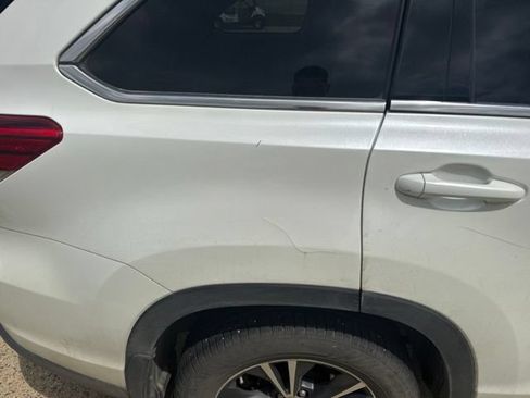 Used 2018 Toyota Highlander LE AWD/4WD image 6