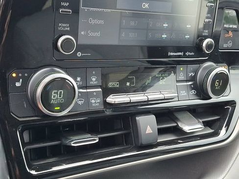 Used 2021 Toyota Highlander XLE AWD/4WD image 17