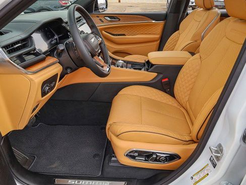 New 2025 Jeep Grand Cherokee Summit image 9