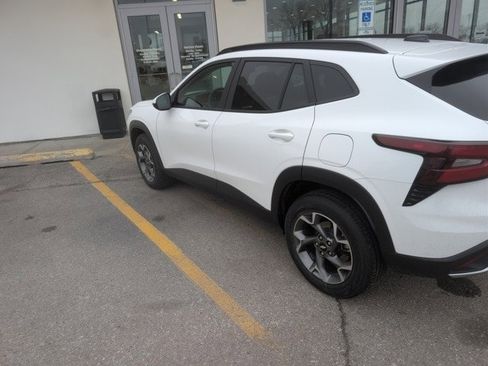 Used 2025 Chevrolet Trax LT image 7