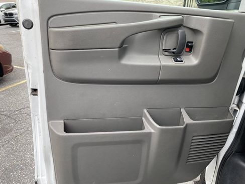 Used 2015 GMC Savana 2500 RWD image 9