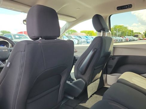 Used 2017 Chrysler Pacifica LX w/ Tire & Wheel Group FWD image 16