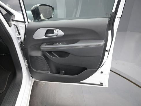Used 2024 Chrysler Pacifica Limited FWD image 12