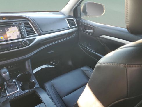 Used 2019 Toyota Highlander XLE image 15