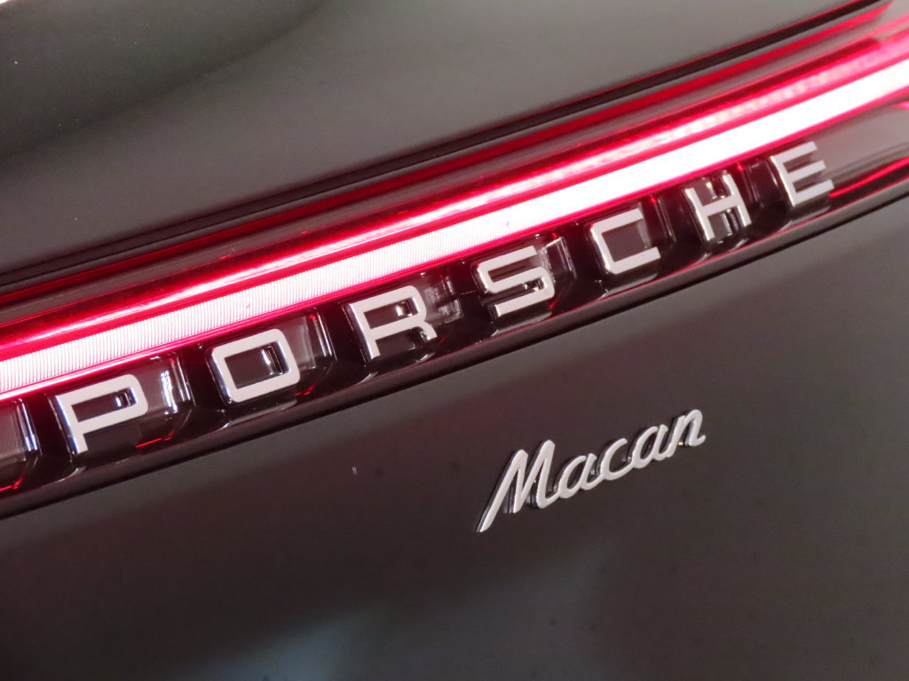 Certified 2025 Porsche Macan AWD/4WD image 12