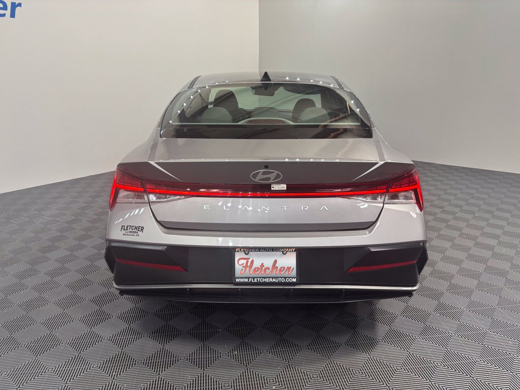 Used 2025 Hyundai Elantra SEL FWD image 5