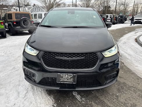 New 2023 Chrysler Pacifica Limited w/ Uconnect Theater Family Group image 9