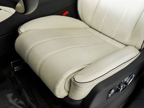 Used 2023 Bentley Bentayga Extended Wheelbase image 29