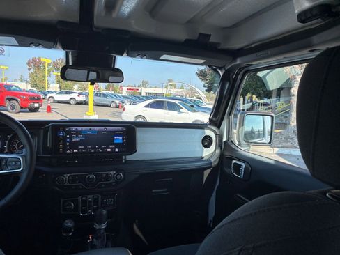 Used 2025 Jeep Wrangler Sahara image 34