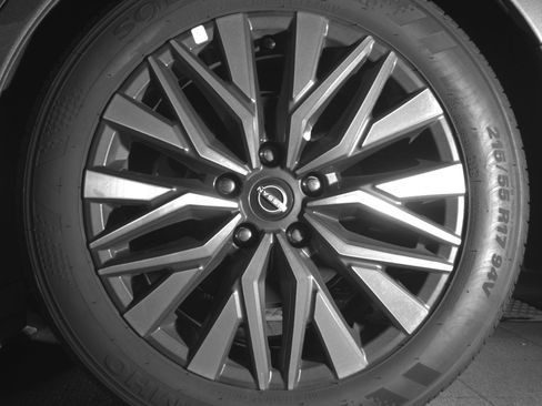 Used 2025 Nissan Altima 2.5 SV FWD image 14