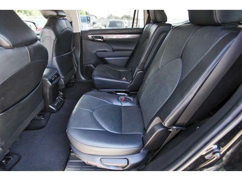 Used 2022 Toyota Highlander Limited FWD image 12