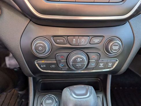 Used 2021 Jeep Cherokee Latitude Lux w/ Comfort/Convenience Group AWD/4WD image 16