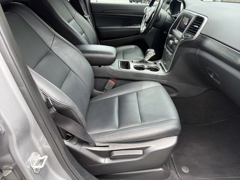 Used 2020 Jeep Grand Cherokee Laredo RWD image 16
