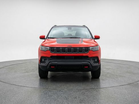 Used 2025 Jeep Compass Trailhawk AWD/4WD image 2