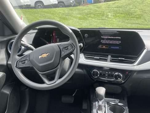 Used 2025 Chevrolet Trax LT FWD image 12
