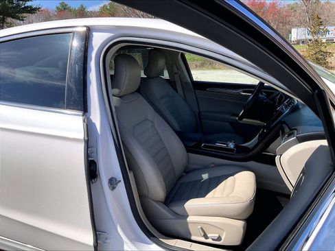 Used 2017 Ford Fusion SE w/ Fusion SE Technology Package FWD image 11