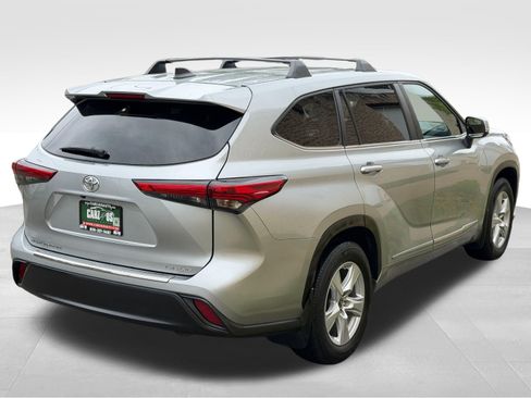 Used 2023 Toyota Highlander LE AWD/4WD image 6