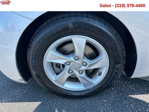 Used 2015 Hyundai Elantra SE FWD image 19