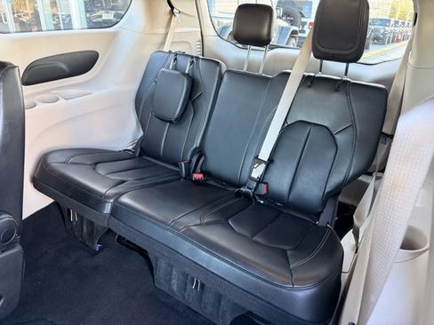 Used 2023 Chrysler Pacifica Touring-L image 15