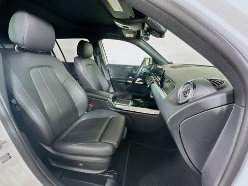 Used 2025 Mercedes-Benz GLB 250 4MATIC image 32