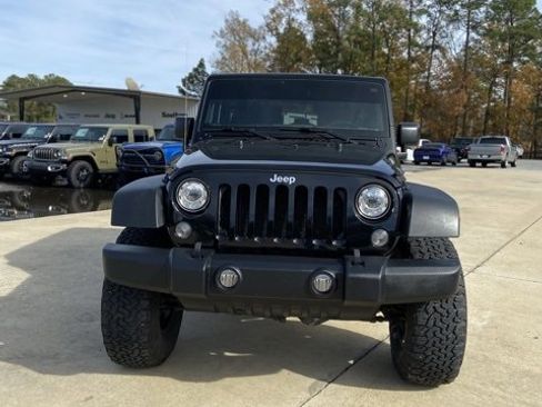 Used 2018 Jeep Wrangler Rubicon w/ Power Convenience Group image 2