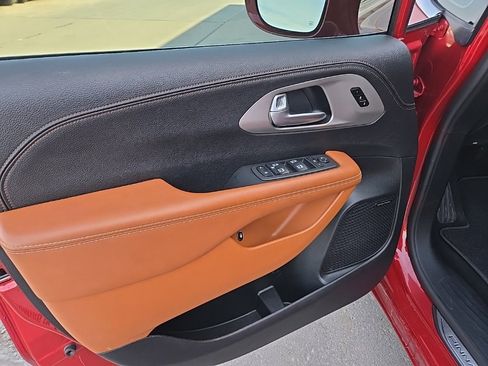 Used 2024 Chrysler Pacifica Pinnacle image 32