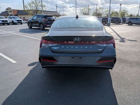 Used 2025 Hyundai Elantra Limited FWD image 4
