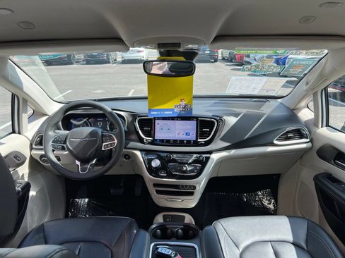 Used 2024 Chrysler Pacifica Touring-L FWD image 47