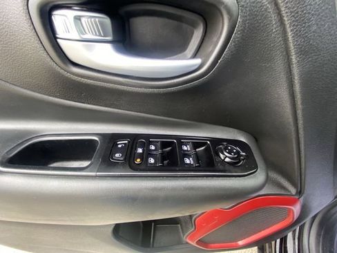 Used 2022 Jeep Renegade Trailhawk image 13