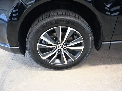 Used 2022 Toyota Venza LE AWD/4WD image 31