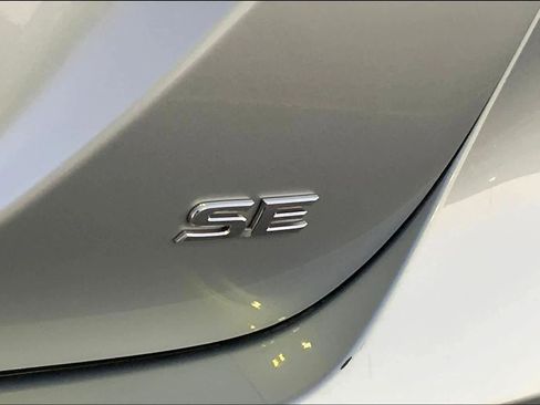 Used 2023 Toyota Camry SE image 9