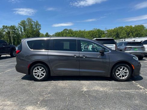 Used 2023 Chrysler Pacifica Touring-L FWD image 2