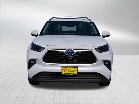 Used 2022 Toyota Highlander XLE image 2