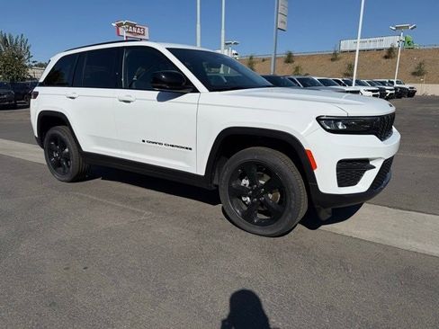 New 2025 Jeep Grand Cherokee Altitude image 8