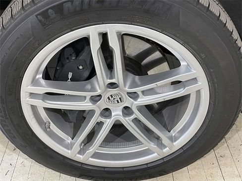 Certified 2025 Porsche Macan image 14