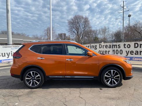 Used 2018 Nissan Rogue SL w/ Premium Package image 2