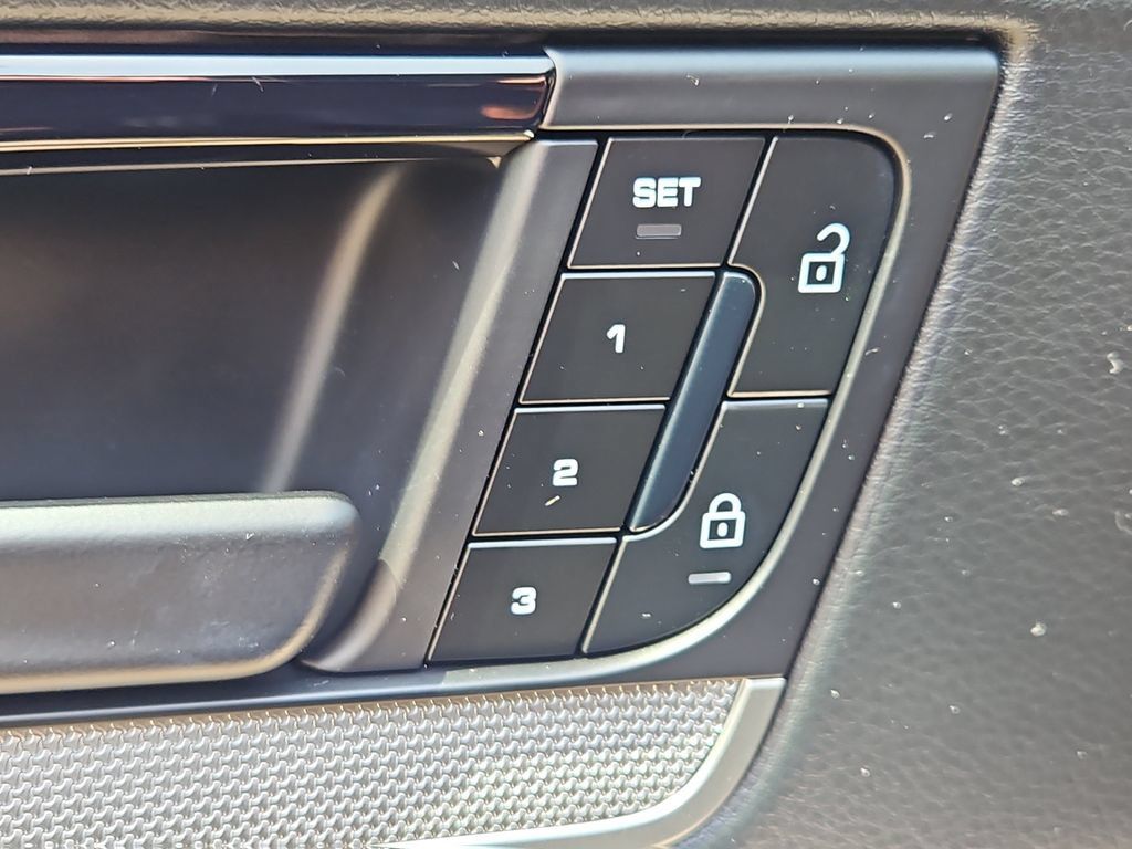 Certified 2024 Porsche Cayenne AWD/4WD image 23
