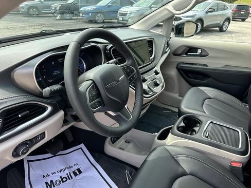 Used 2024 Chrysler Pacifica Select image 10