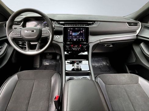 New 2025 Jeep Grand Cherokee Altitude image 5