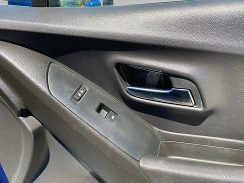 Used 2019 Chevrolet Trax LT w/ LT Convenience Package AWD/4WD image 12