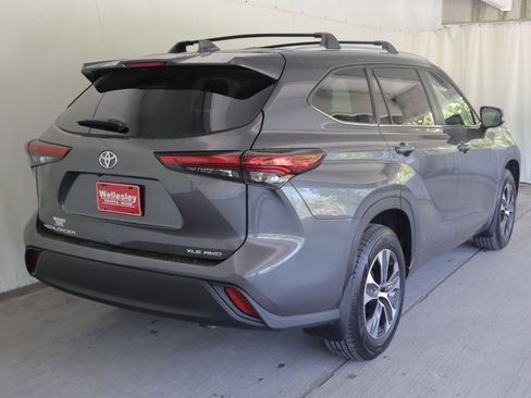 Used 2023 Toyota Highlander XLE AWD/4WD image 7