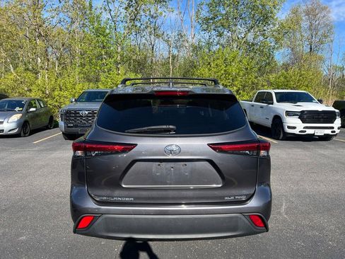 Used 2022 Toyota Highlander XLE AWD/4WD image 4