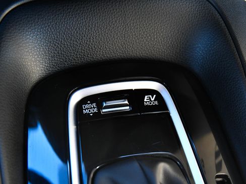 Used 2024 Toyota Corolla SE w/ SE Package image 27