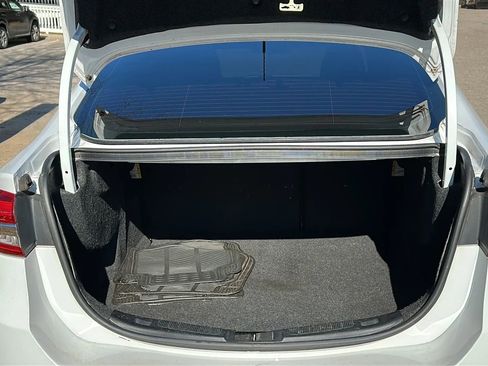 Used 2017 Ford Fusion SE w/ Fusion SE Technology Package image 9