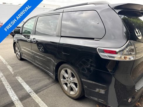Used 2014 Toyota Sienna SE FWD image 2