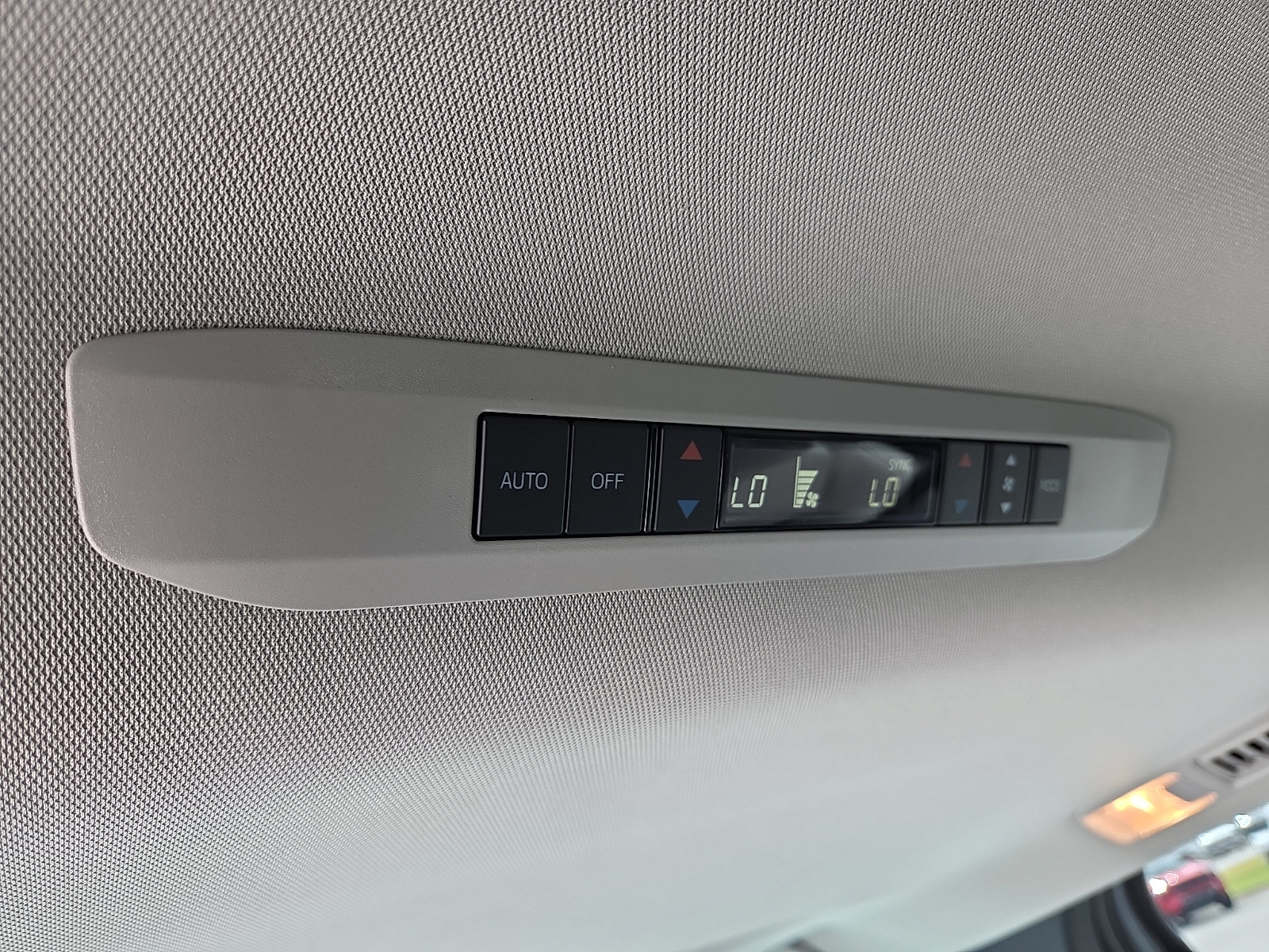 Used 2025 Toyota Sienna XLE FWD image 12