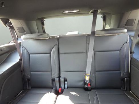 Used 2024 GMC Yukon SLT w/ SLT Premium Package image 14