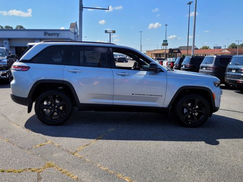 New 2025 Jeep Grand Cherokee Altitude image 10