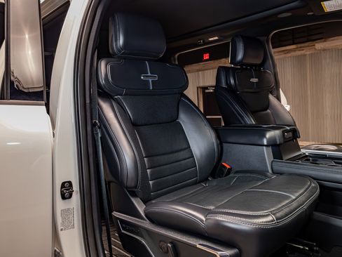 Used 2025 Ford F350 Platinum image 31