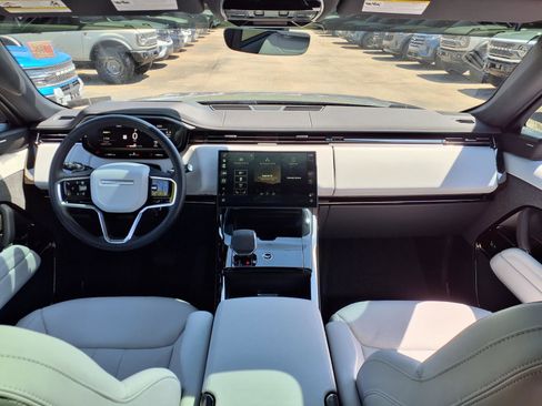 Used 2025 Land Rover Range Rover Sport SE image 15